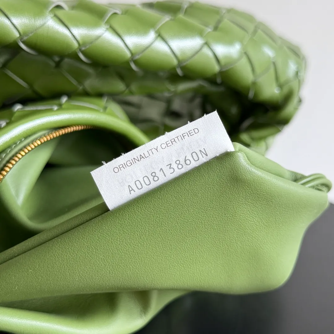 Batch 1960 It seems that this bag from BV has been popular recently ~ The new Hop is really not too beautiful. The whole bag has no seams. The bag body and handles are made of one piece of leather. It reflects the style and essence of Bottega Veneta. It truly represents craftsmanship and creativity. The large size has a very loose and lazy upper body. Big bag lovers will definitely not regret buying it. Style number: 796262 Size: 46*21*10cm